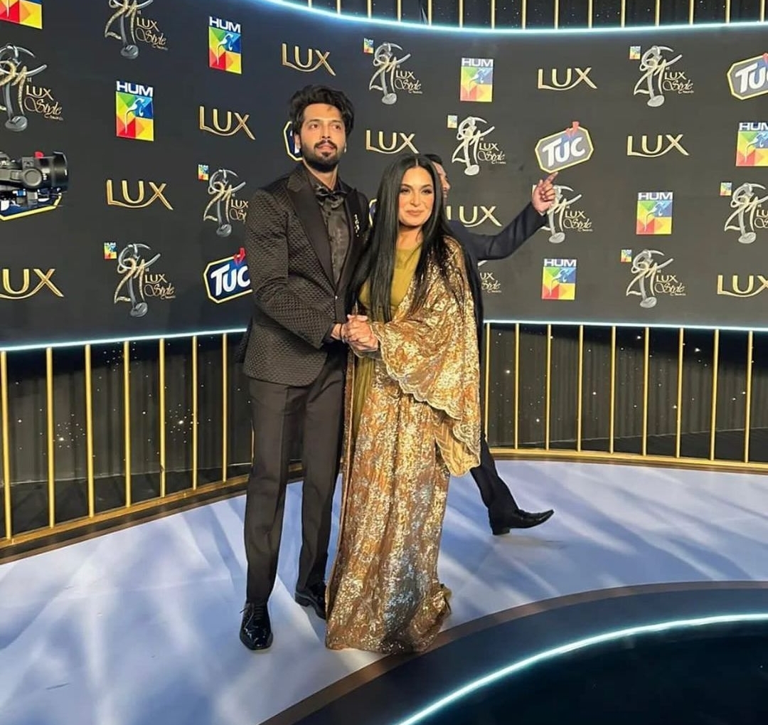 Tabish Hashmi and his wife look stunning on the Red carpet of Lux Style
