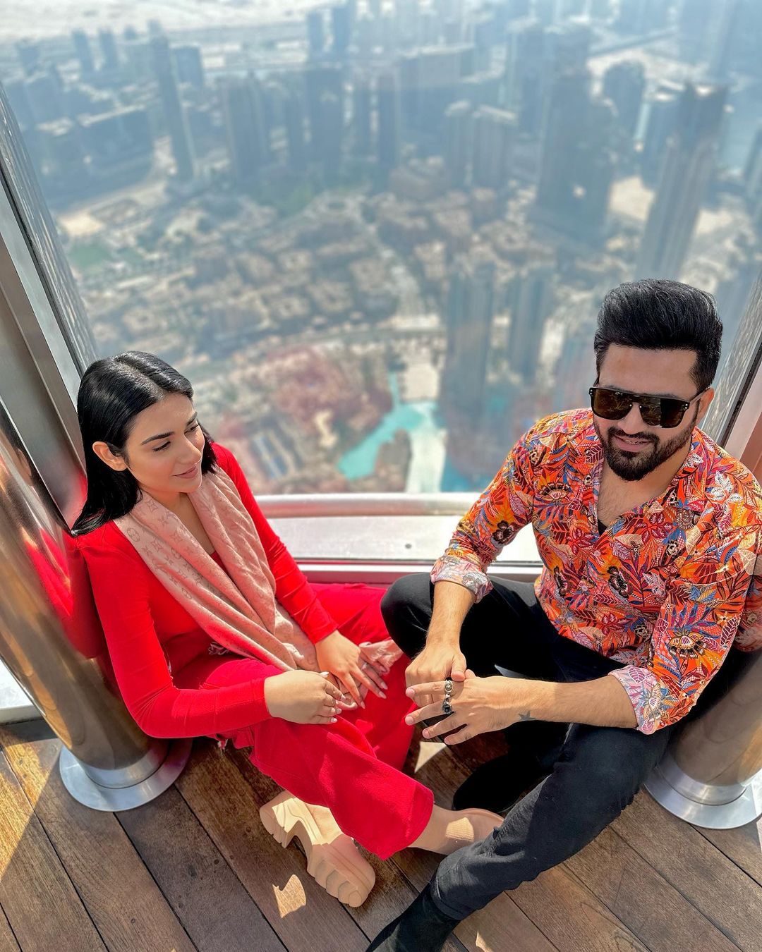 Sarah Khan and Falak Shabir Adorable Pictures from Burj Khalifa Top ...