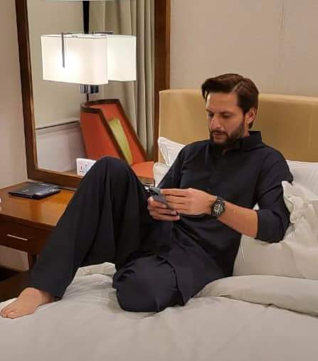 Shahid Afridi Shares New Pictures With Wife & Daughter From Travel