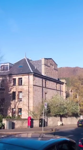 Anoushey Ashraf Takes A Trip To Edinburgh Castle Scotland