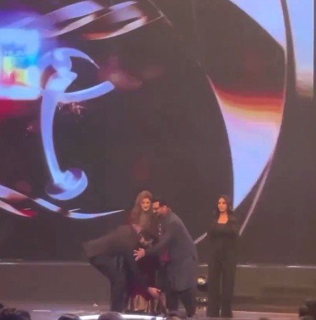 Fahad Mustafa touches Rambo's feet at the Lux Style Awards – the public is not impressed