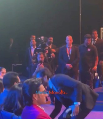Fahad Mustafa Touches Rambo's Feet At Lux Style Awards- Public Not Impressed