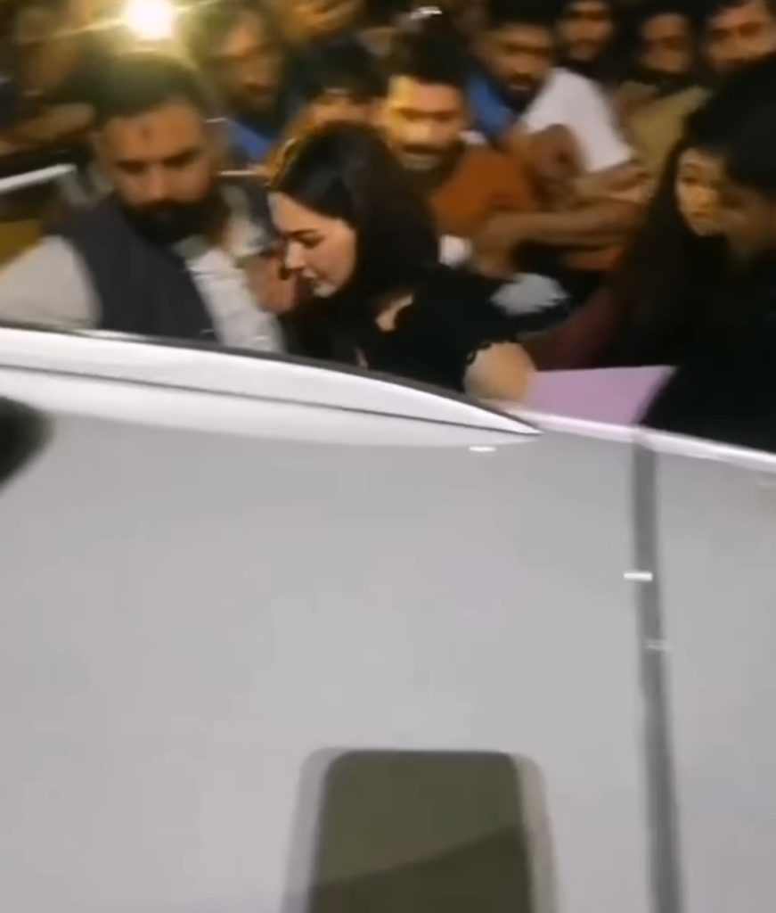 Crazy Crowd Misbehaves With Hania Aamir In Gujranwala