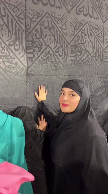 Kubra Khan Performs Umrah With Sister Paroshma Khan