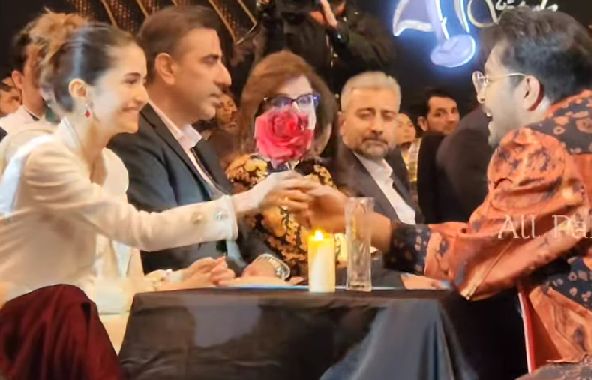 Asim Azhar's Gesture For Merub At Lux Style Awards Reminds Public Of Hania Aamir