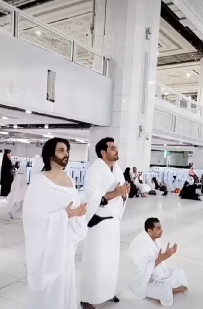 Humayun Saeed's New Pictures from His Umrah Journey