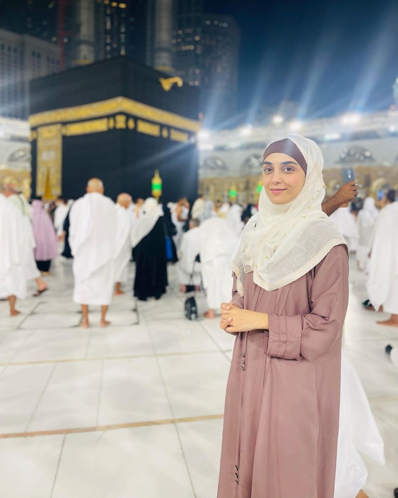 Maya Ali Performs Umrah - Shares Pictures and Videos