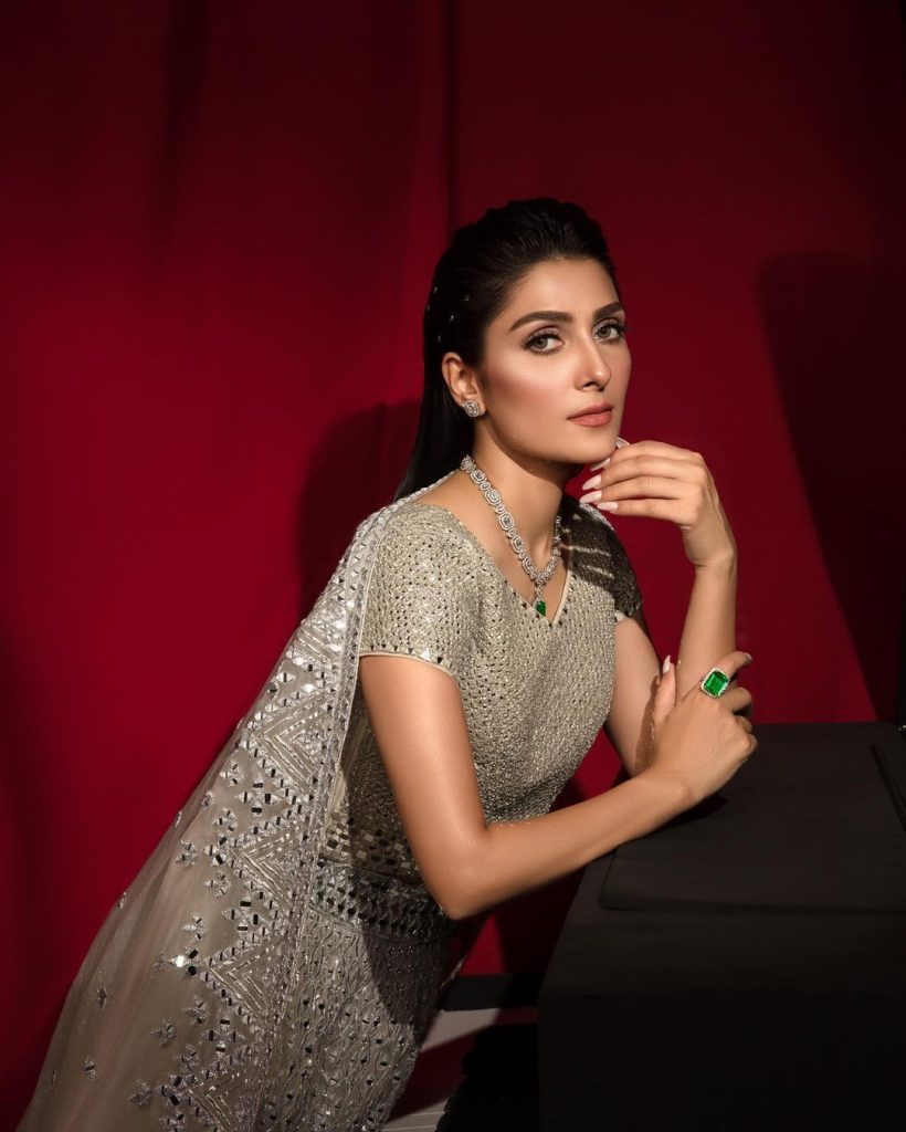 Ayeza Khan Reveals Unknown Struggles In Acceptance Speech