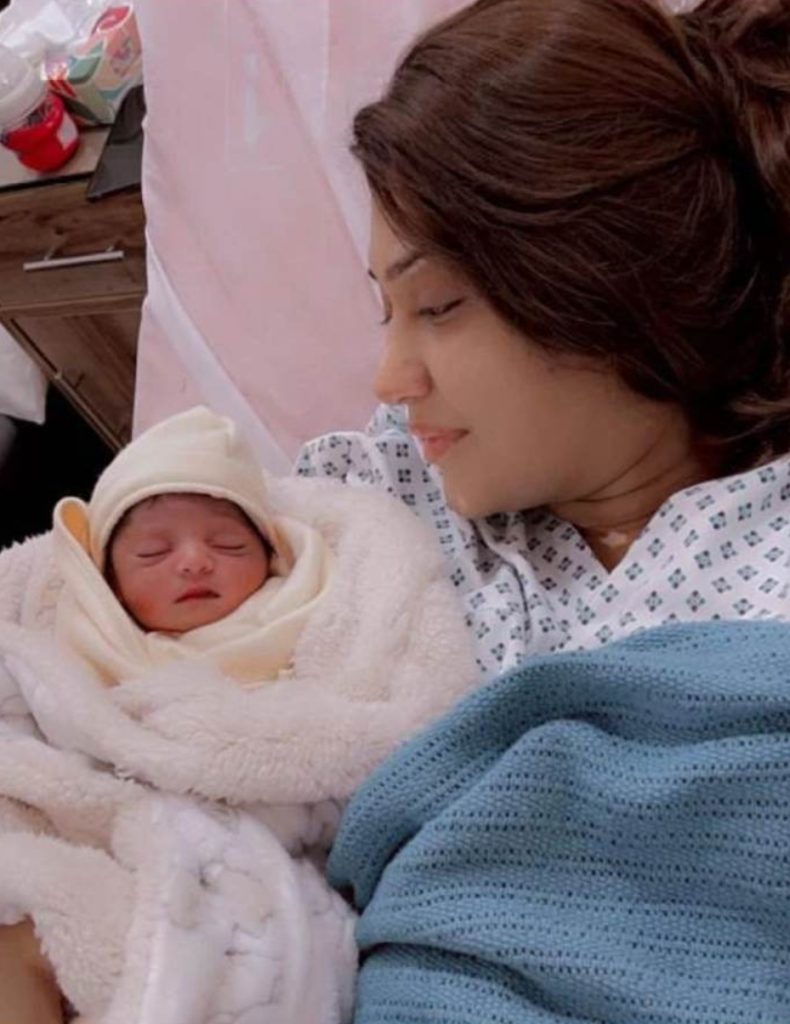 Sang E Mar Mar Actor Beenish Raja With Newly Born Daughter