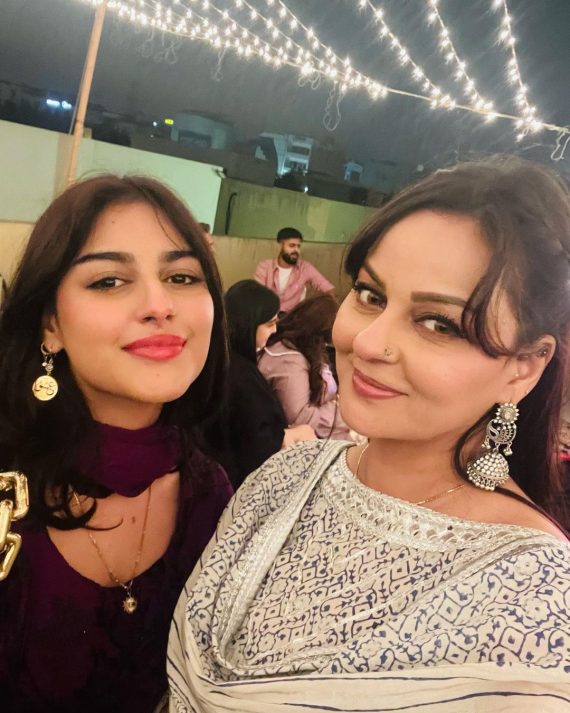 Latest Beautiful Clicks Of Javeria Abbasi With Daughter Anzela Abbasi ...