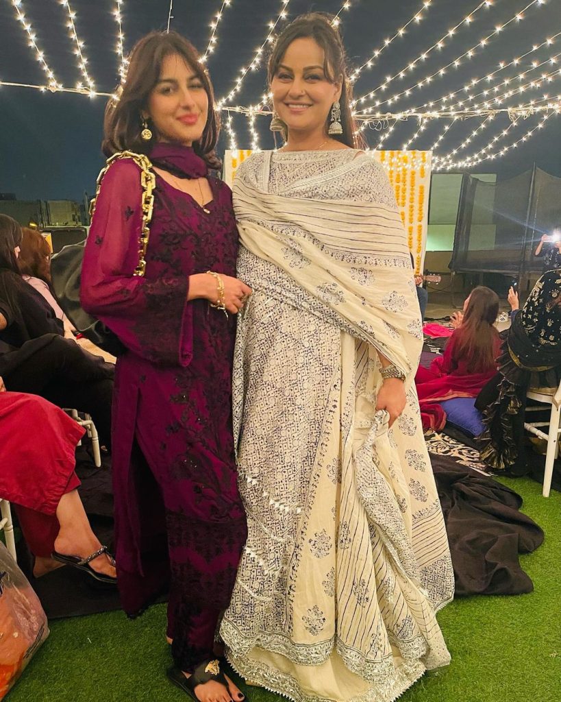 Latest Beautiful Clicks Of Javeria Abbasi With Daughter Anzela Abbasi At A Wedding