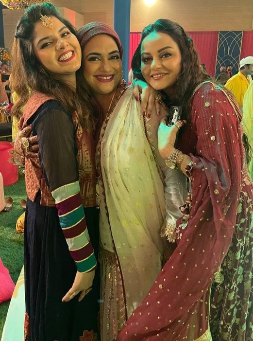 Javeria Abbasi And Daughter Anzela Abbasi Shine At A Wedding