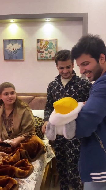 Kanwal Aftab And Zulqarnain's Baby Aizal Meet Their Friends