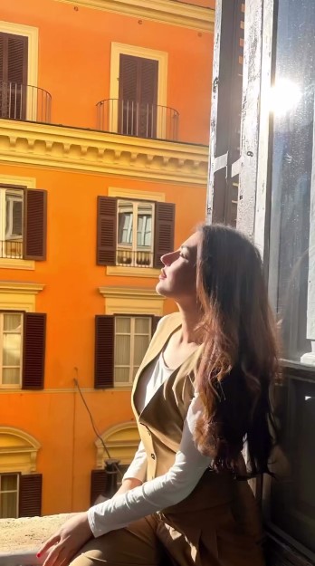 Naimal Khawar Enjoys In Rome With Sister Fiza Khawar
