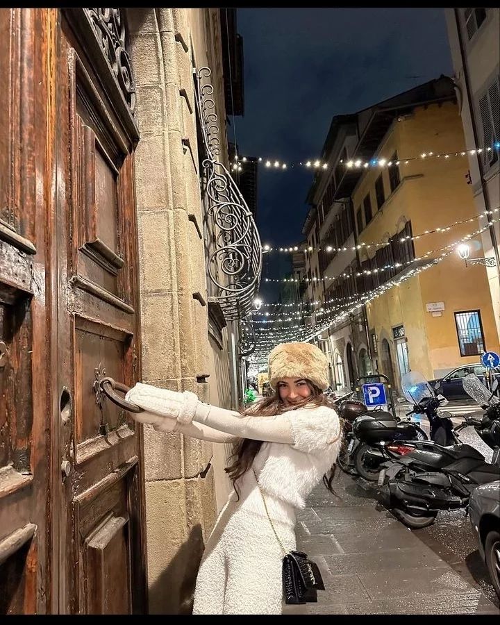Naimal Khawar Abbasi Vacations With Sister Fiza Khawar In Italy