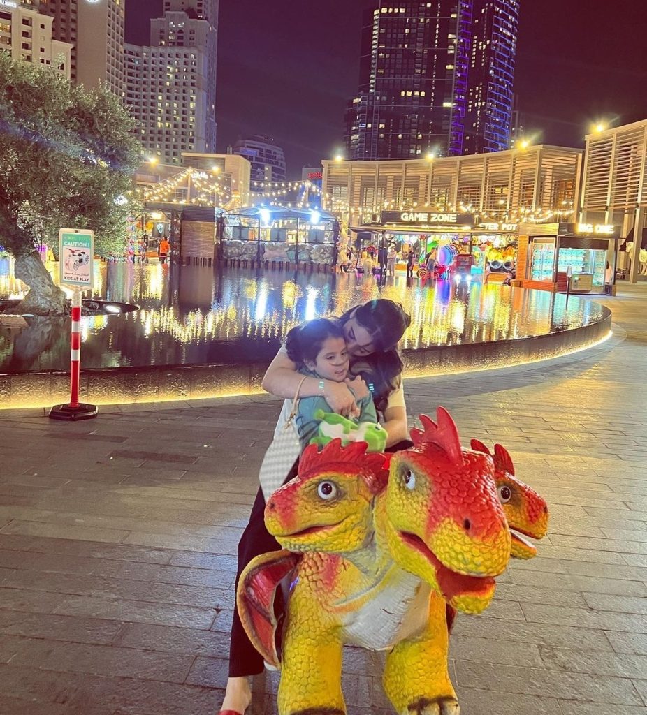 New Adorable Pictures of Aiman Khan with Family