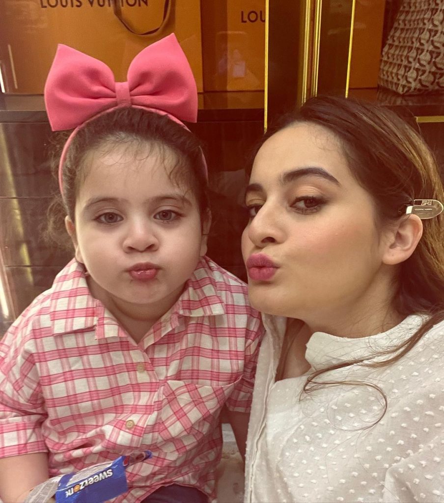 New adorable pictures of Aiman ​​Khan with family