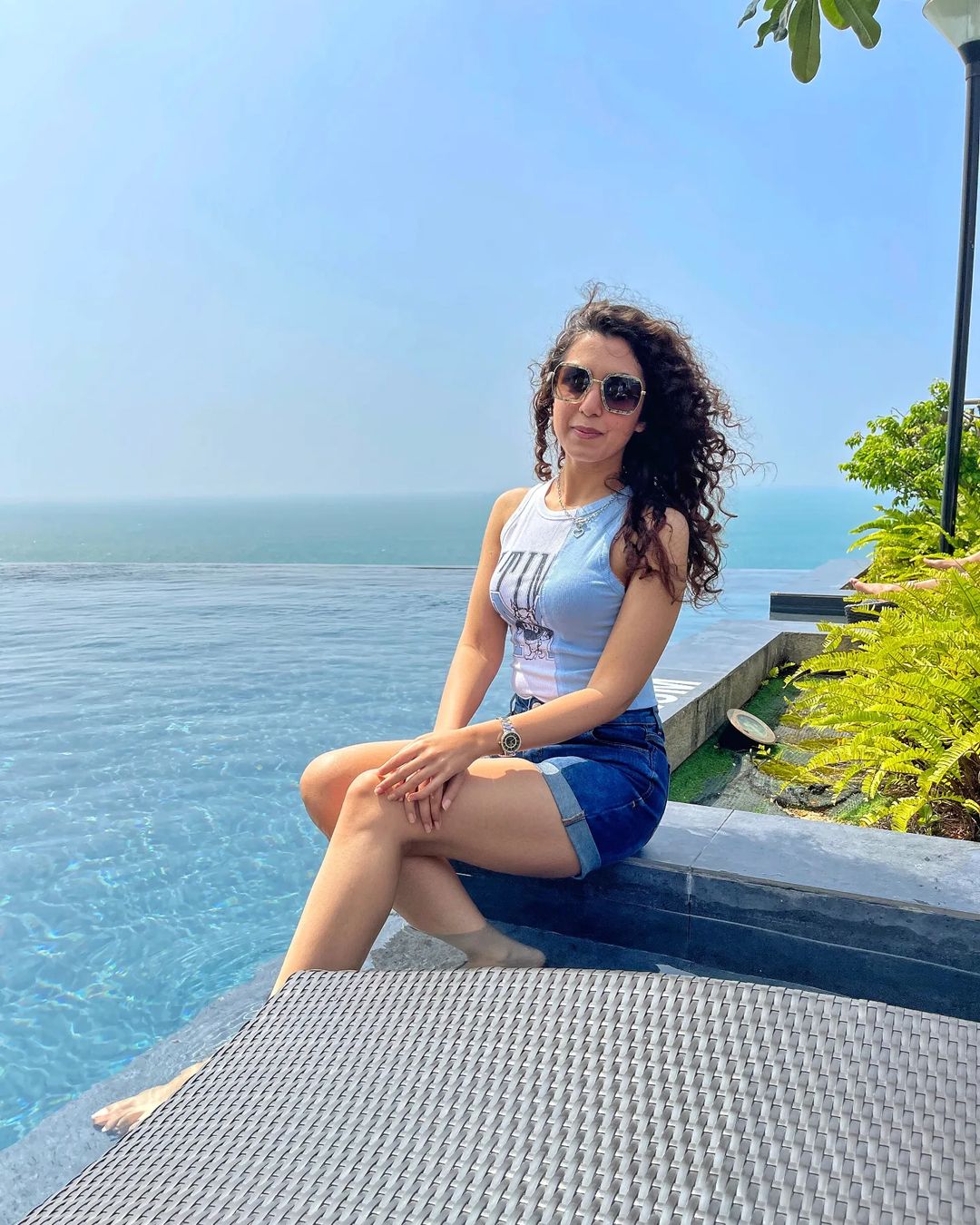 Mere Humsafar Fame Hira Umer Beautiful Pictures from Maldives & Sri ...