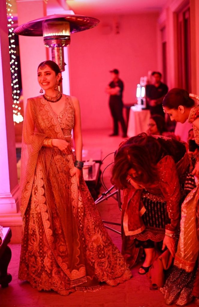 Mahira Khan Shares Pictures from Recent Wedding