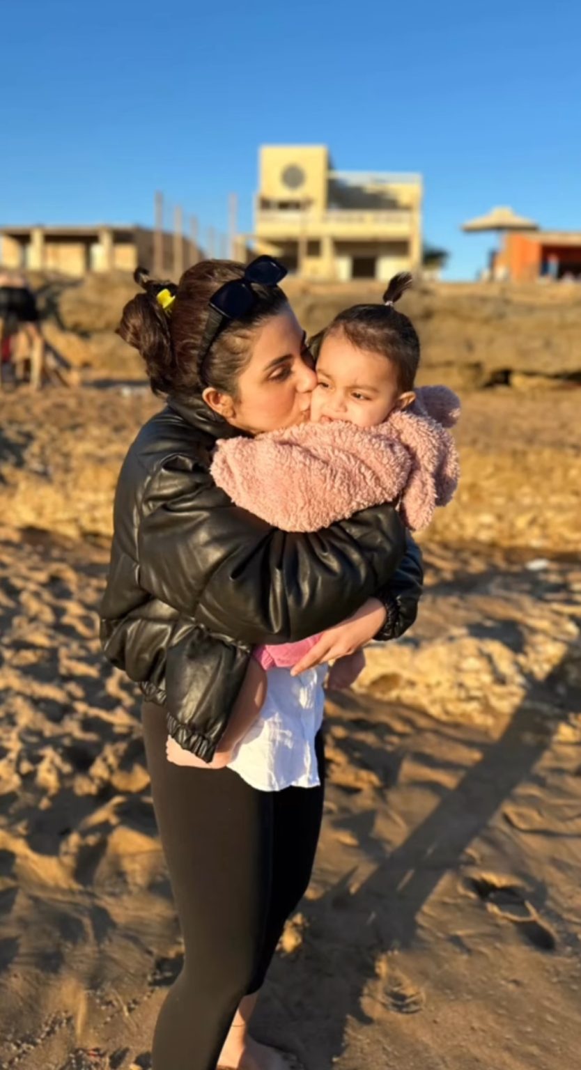 Sohai Ali Abro Beach Day With Daughter And Husband Reviewitpk 8122