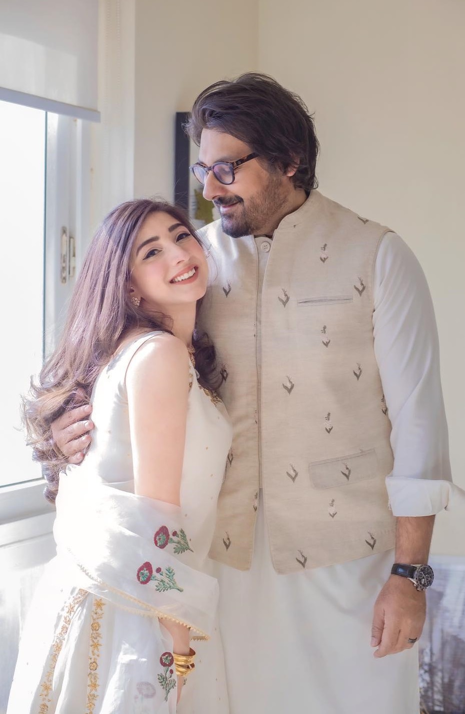 Mariyam Nafees Beautiful Pictures With Husband Amaan Ahmed | Reviewit.pk