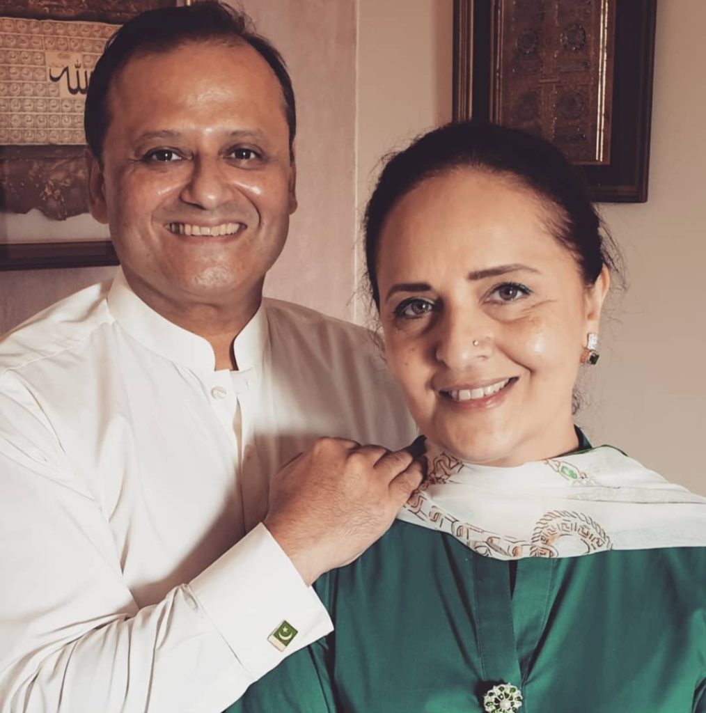 Hina Bayat Shares Emotional Note & Last Rites' Pictures of Husband