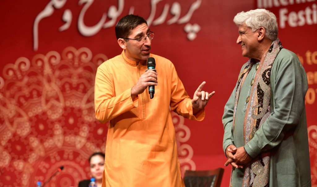 Candid Pictures And Videos Of Javed Akhtar With Pakistani Celebrities