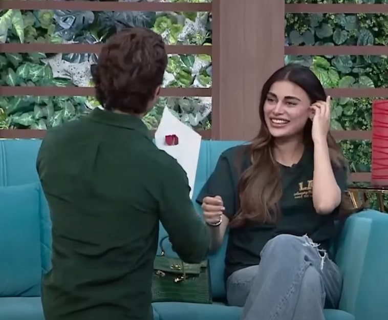 Shahroz Sabzwari's Romantic Proposal To Sadaf Kanwal In Live Show