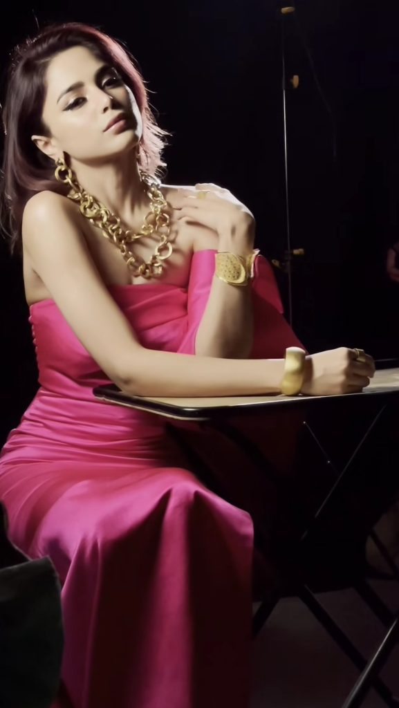 Aima Baig's Recent Video With Make Up Artist Invites Public Criticism