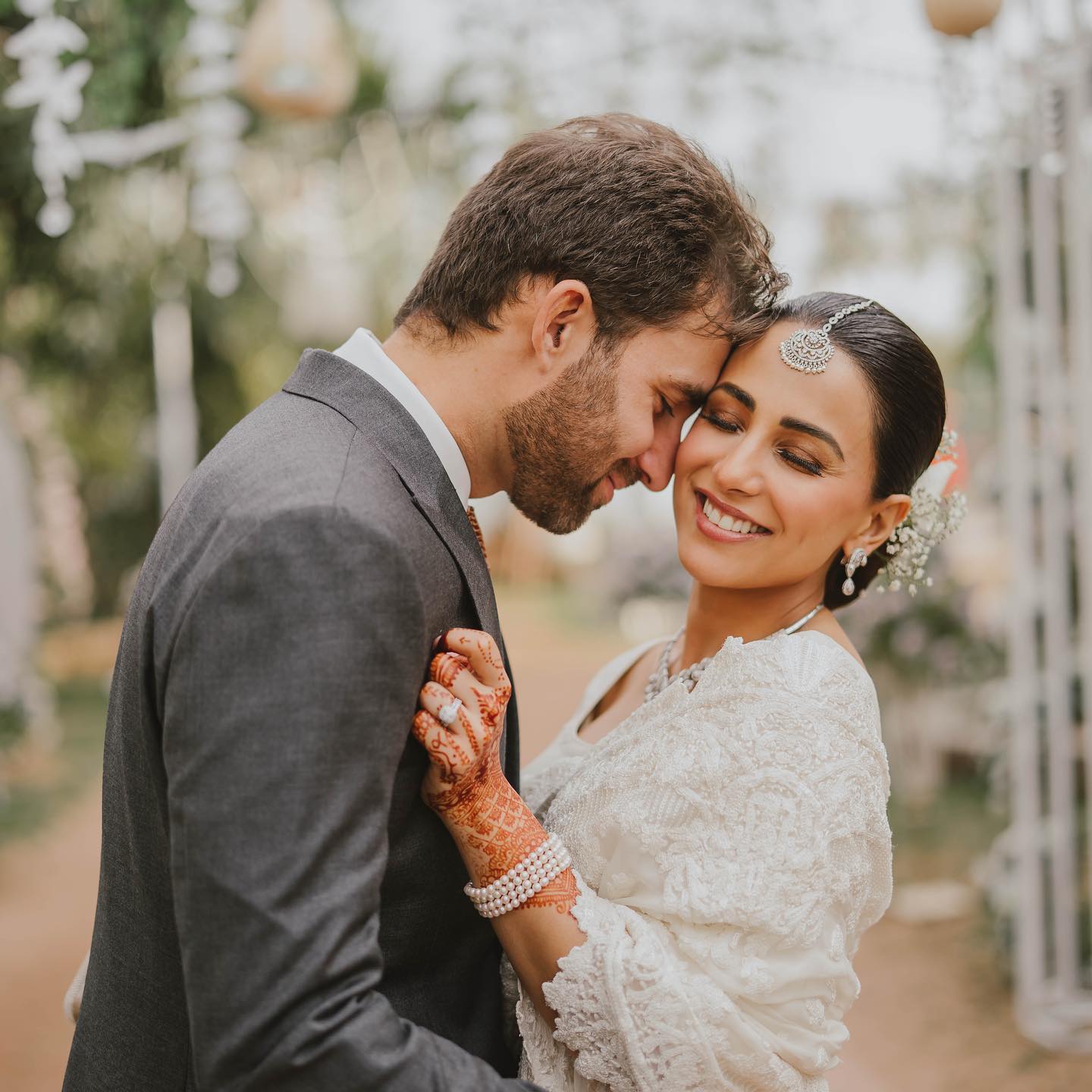 Ushna Shah HD Pictures With Husband Hamza Amin from Reception Reviewit.pk