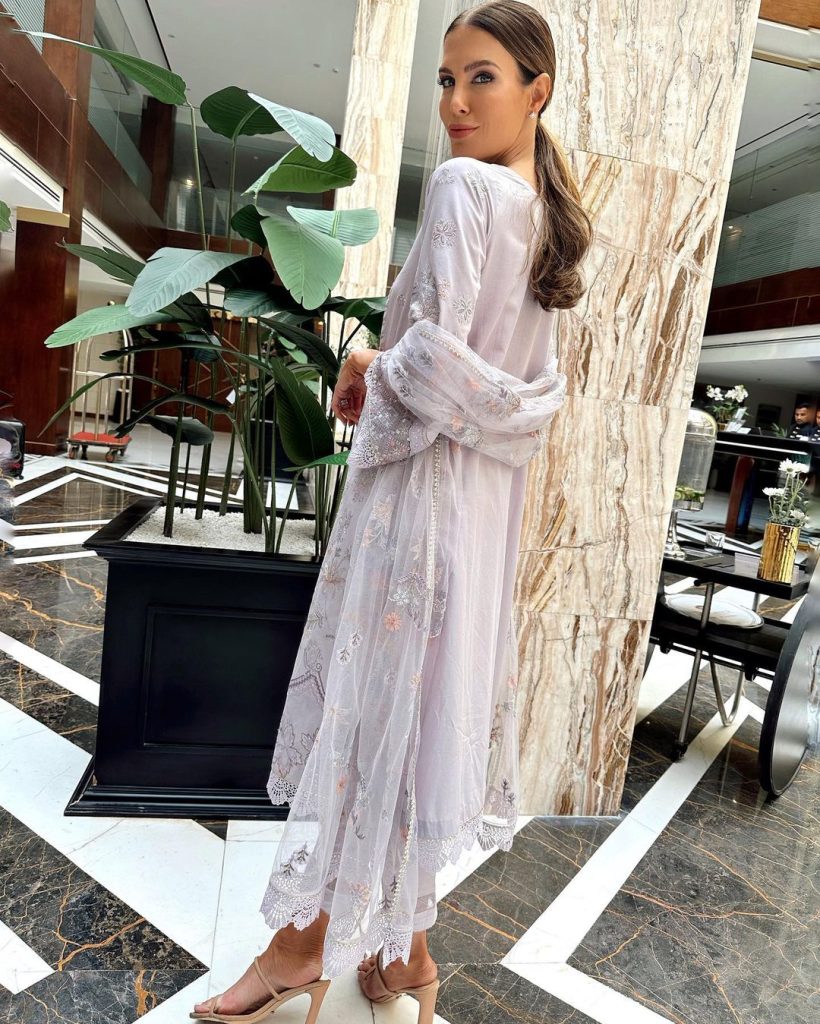 PSL Host Erin Holland Is A Big Fan Of Pakistani Dresses