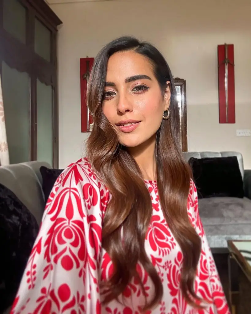 Iqra Aziz Upcoming Drama Mannat Murad Details & BTS Pictures