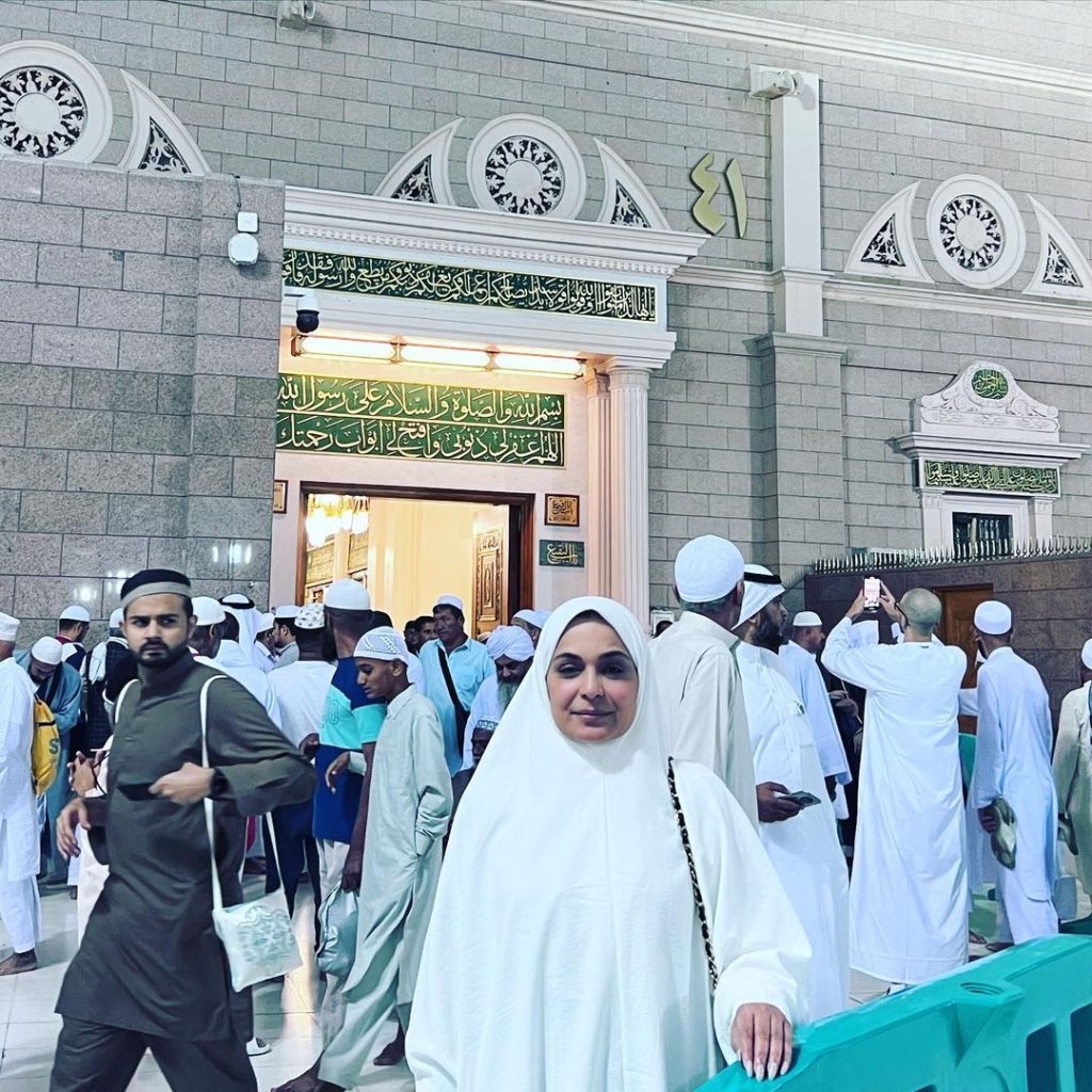 Meera Jee Spotted In Madinah Munawarah During Ramadan