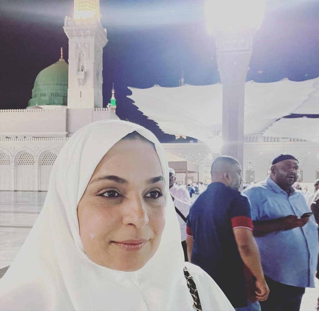 Meera Jee Spotted In Madinah Munawarah During Ramadan