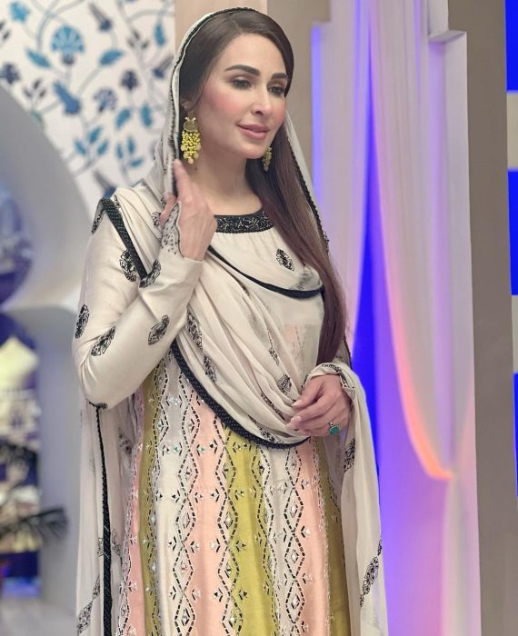 Reema Khan Shares Beautiful Pictures From Her Hajj Trip | Reviewit.pk