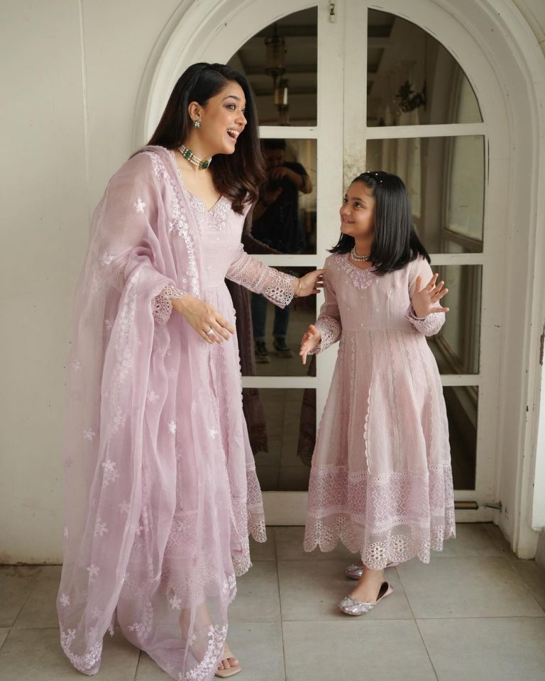 Sanam Jung Eid Pictures With Daughter Alaya Reviewit Pk