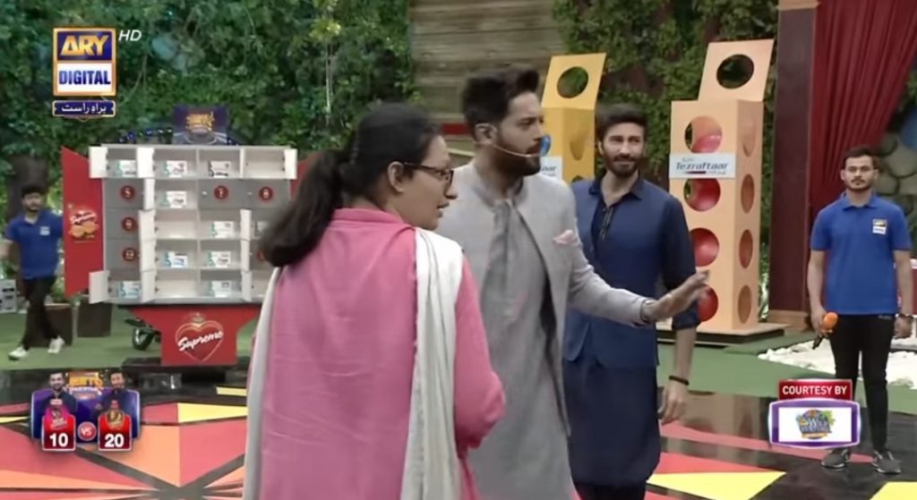 Fans Praise Fahad Mustafa For Treating Special Needs Guest With Extreme Kindness
