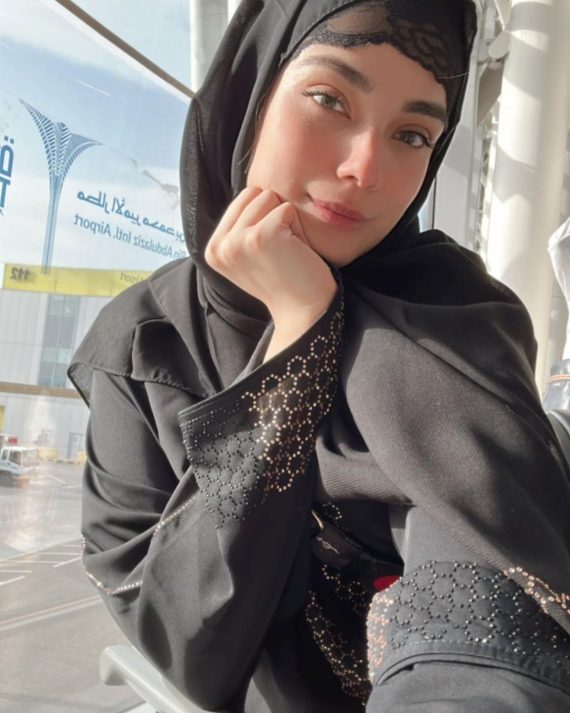 Alyzeh Gabol Shares Pictures From Umrah Journey | Reviewit.pk