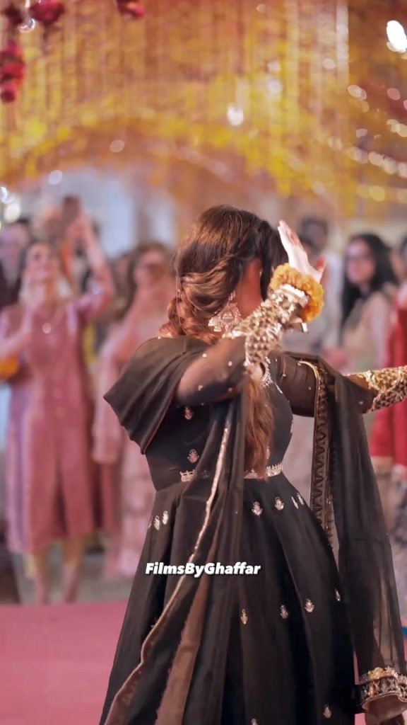 Hareem Farooq Dances Happily At A Friend's Wedding