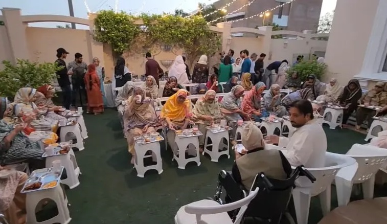 Javeria And Saud Host Ladies From Old Age Home For Iftar