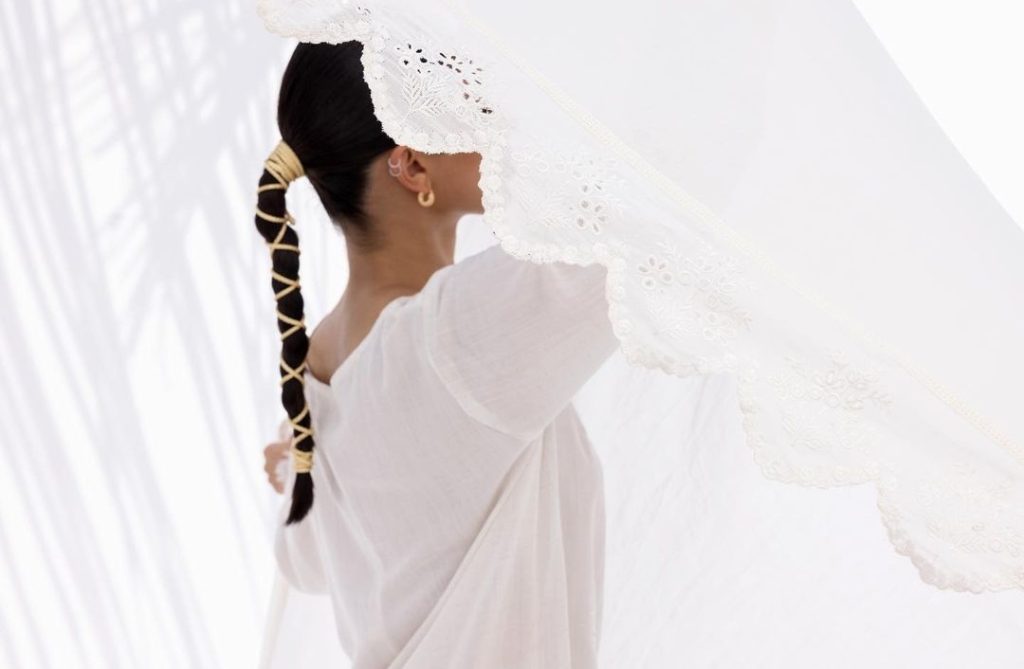 Simple & Elegant Eid Look Ideas By Mahira Khan in Her White & Black Kurtas