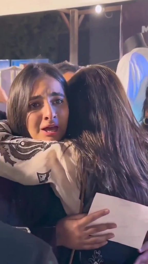 Fan Bursts Into Tears On Meeting Mahira Khan