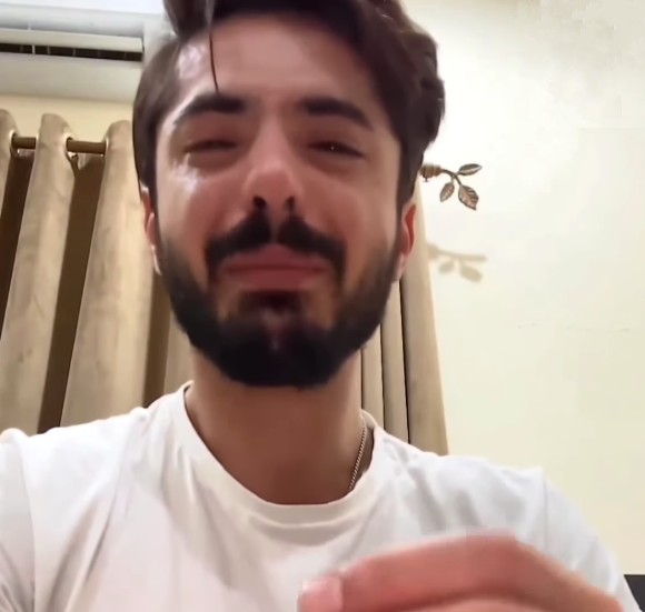 Junaid Niazi Breaks Into Tears On Social Media