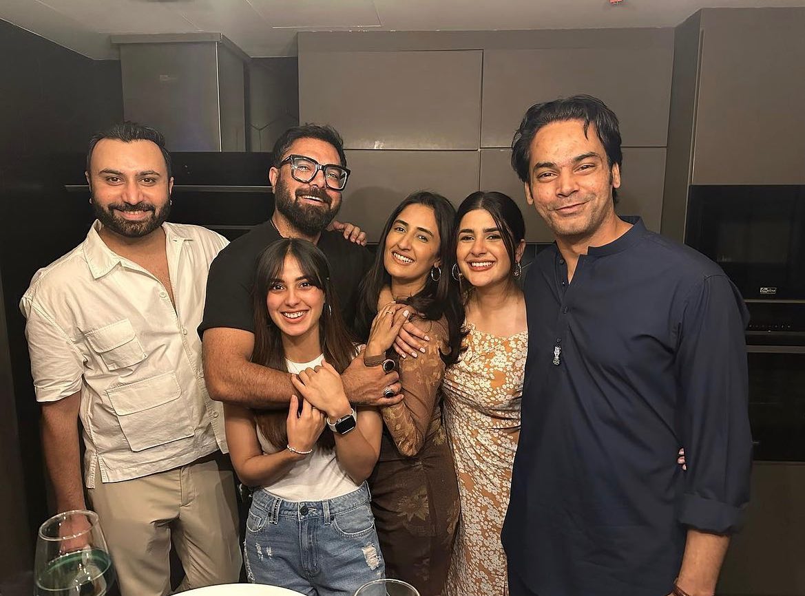 Pakistani Stars Get Together For Maida Azmat's Birthday | Reviewit.pk