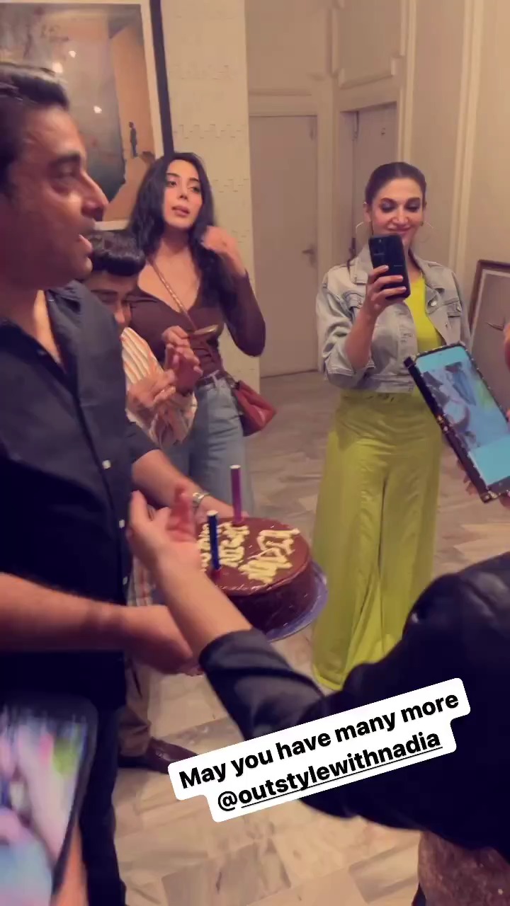 Nadia Khan Celebrates Birthday With Her Friends | Reviewit.pk