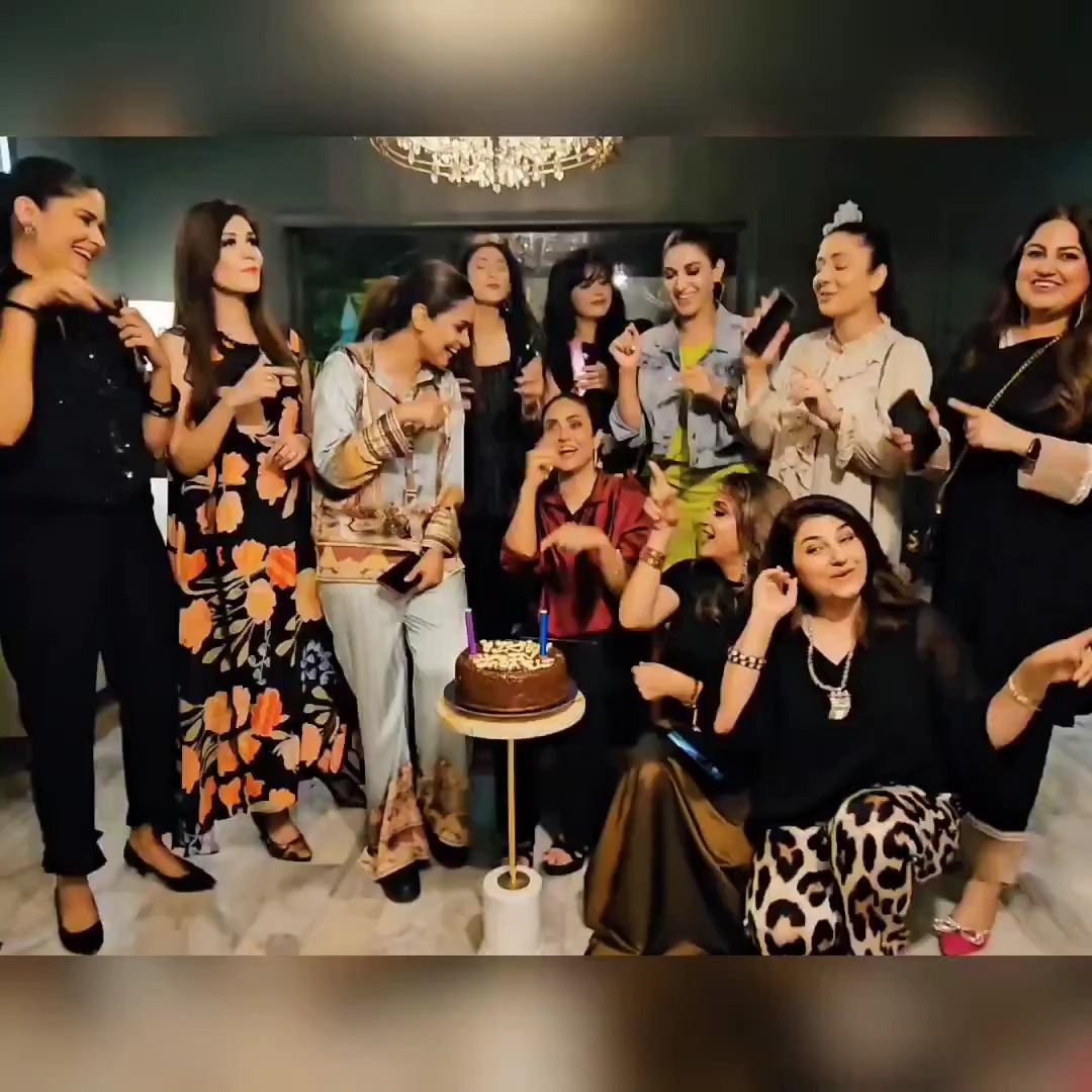 Nadia Khan Celebrates Birthday With Her Friends | Reviewit.pk