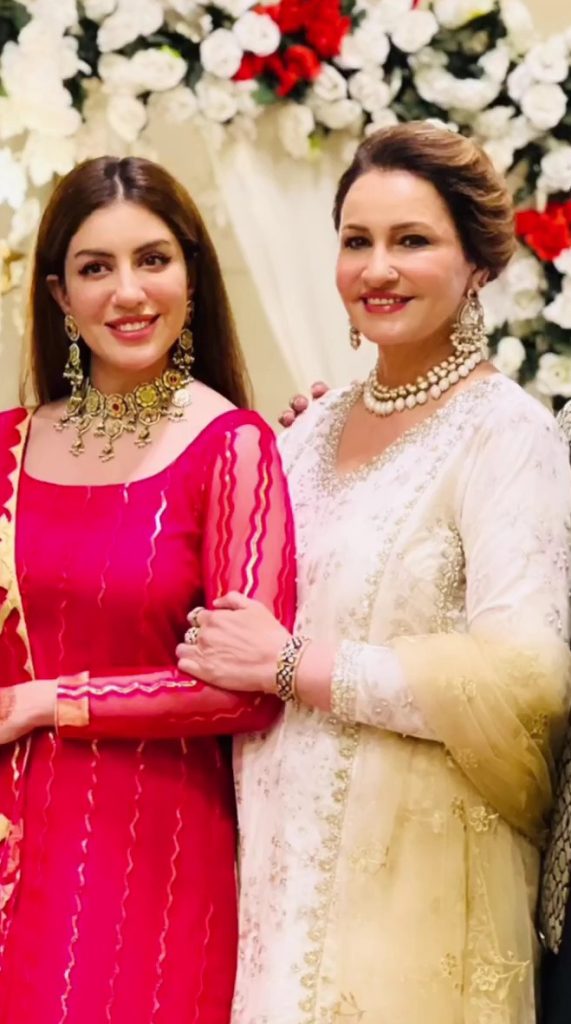 Saba Faisal With Family At Her Niece's Wedding