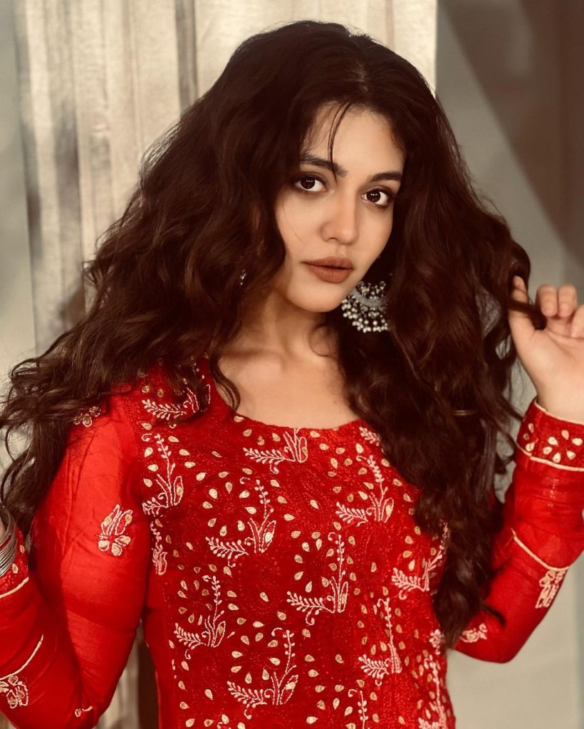 Zara Noor Abbas Gets Emotional As She Shares Her Spiritual Journey