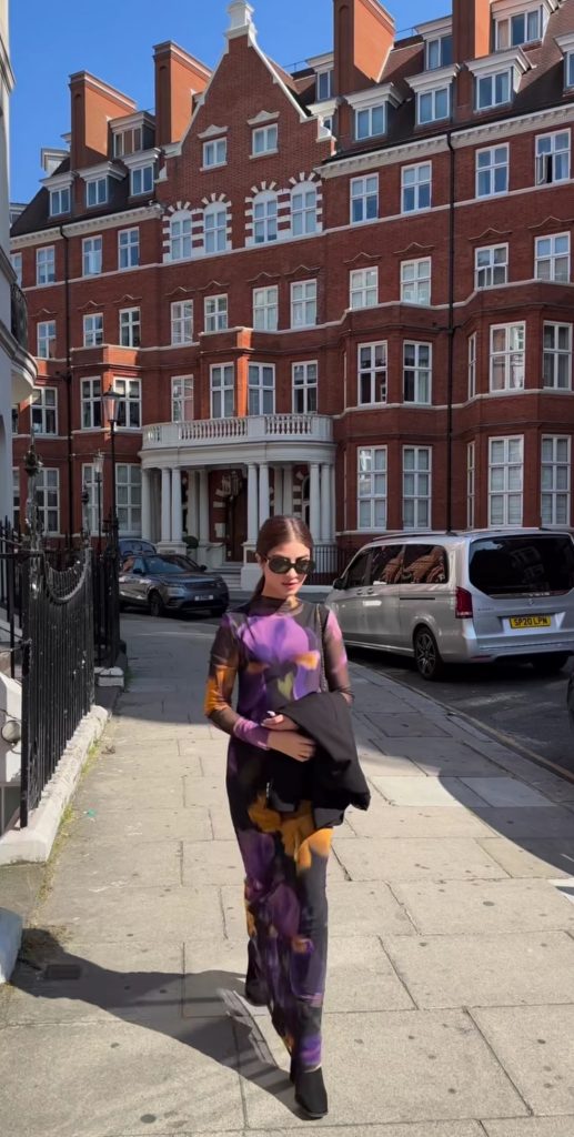 Kinza Hashmi's Adorable Instagram Pictures & Reels From UK Trip