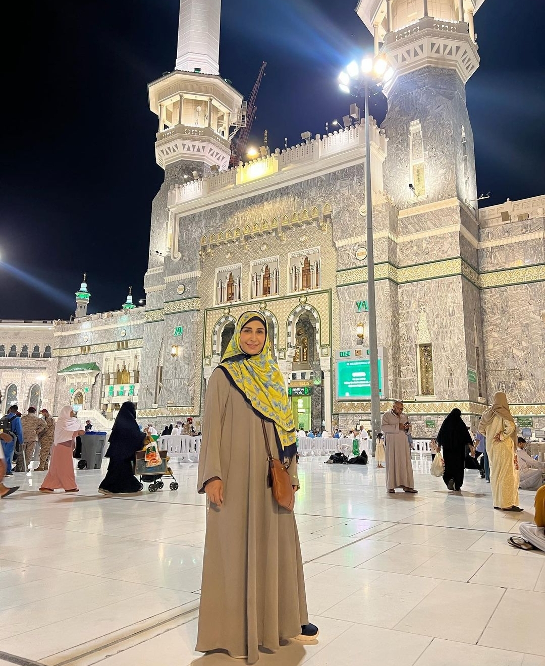 Reema Khan Shares Beautiful Pictures From Her Hajj Trip | Reviewit.pk